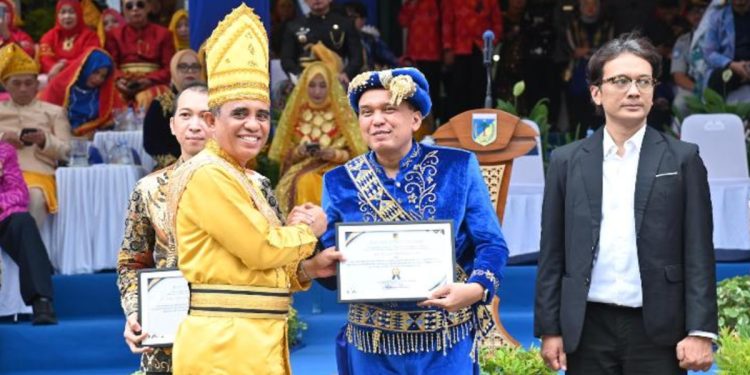Gubernur Sulawesi Tengah, Anwar Hafid, serahkan penghargaan untuk PT Vale Indonesia Tbk atas ketaatan membayar pajak yang berkontribusi tingkatkan PAD, pada upacara HUT ke-62 Provinsi Sulteng.