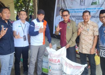Sekda Luwu Timur, Ramadhan Pirade memimpin peluncuran program pupuk bersubsidi sektor perikanan di Desa Lakawali Pantai, Kecamatan Malili, Sabtu (25/04/2026). Foto: Kominfo-SP