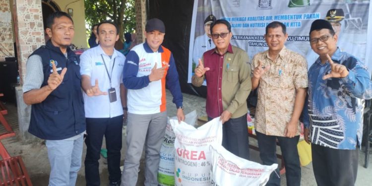 Sekda Luwu Timur, Ramadhan Pirade memimpin peluncuran program pupuk bersubsidi sektor perikanan di Desa Lakawali Pantai, Kecamatan Malili, Sabtu (25/04/2026). Foto: Kominfo-SP