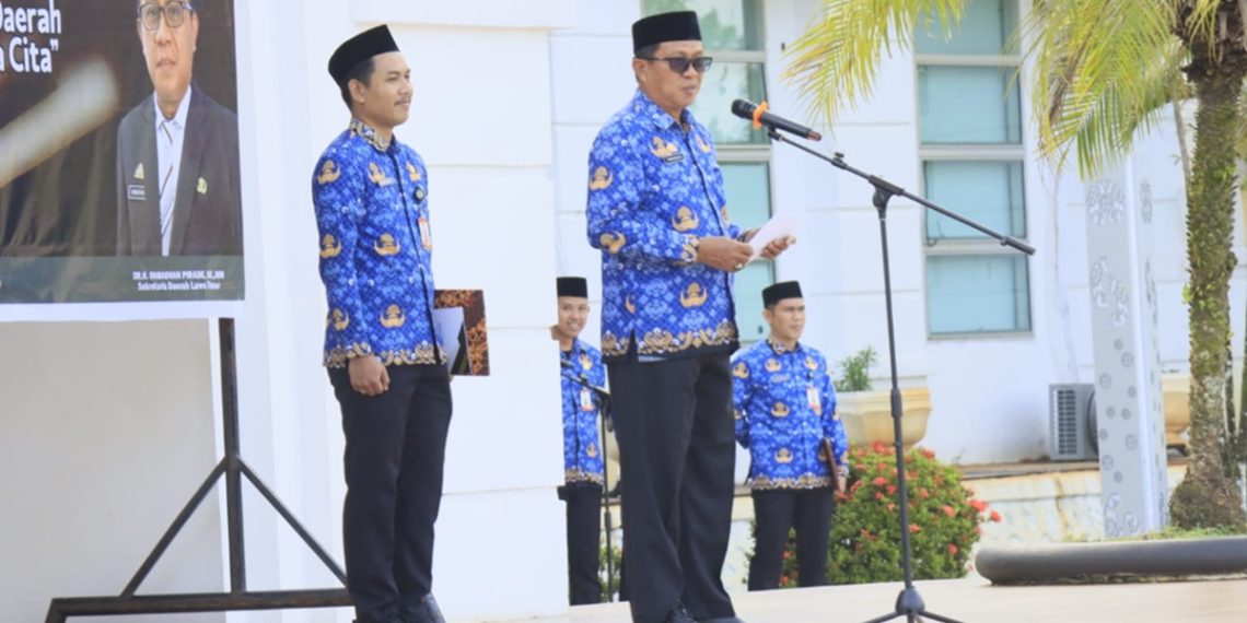 Sekda Luwu Timur, Ramadhan Pirade membacakan sambutan Menteri Dalam Negeri RI, Muhammad Tito Karnavian pada peringatan HUT ke-30 Otonomi Daerah, Senin (27/04/2026). Foto: Kominfo-SP