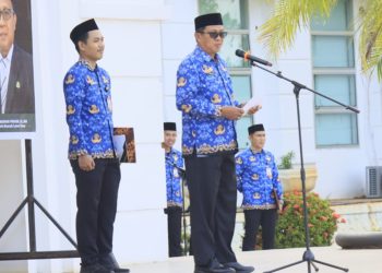Sekda Luwu Timur, Ramadhan Pirade membacakan sambutan Menteri Dalam Negeri RI, Muhammad Tito Karnavian pada peringatan HUT ke-30 Otonomi Daerah, Senin (27/04/2026). Foto: Kominfo-SP