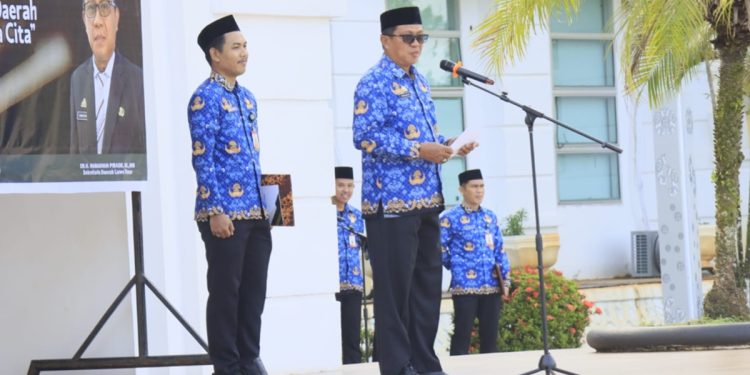 Sekda Luwu Timur, Ramadhan Pirade membacakan sambutan Menteri Dalam Negeri RI, Muhammad Tito Karnavian pada peringatan HUT ke-30 Otonomi Daerah, Senin (27/04/2026). Foto: Kominfo-SP