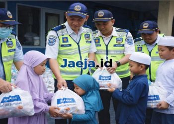 Ilustrasi pegawai dishub membagikan sembako ke anak-anak panti.