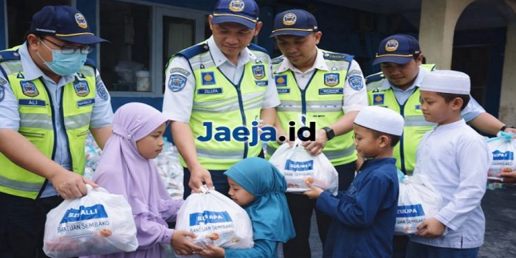 Ilustrasi pegawai dishub membagikan sembako ke anak-anak panti.