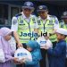 Ilustrasi pegawai dishub membagikan sembako ke anak-anak panti.