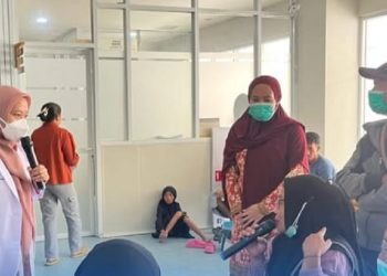 Seorang dokter RSUD Lagaligo memberikan sosialisasi tentang penyakit TB ke pengunjung rumah sakit, Senin (16/03/2026).