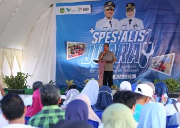 Bupati Luwu Timur, Irwan Bachri Syam menyampaikan sambutan dalam peluncuran program Spesialis Juara di Puskesmas Mahalona, Kecamatan Towuti, Minggu (26/4/2026). Foto: Kominfo-SP