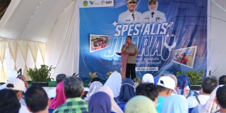 Bupati Luwu Timur, Irwan Bachri Syam menyampaikan sambutan dalam peluncuran program Spesialis Juara di Puskesmas Mahalona, Kecamatan Towuti, Minggu (26/4/2026). Foto: Kominfo-SP
