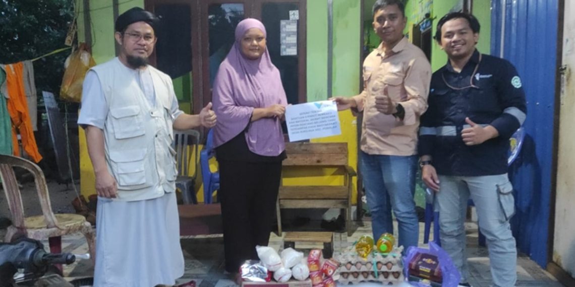 PT Vale Indonesia memberikan bantuan kepada korban banjir Pomalaa, Kolaka, Sulawesi Tenggara, Senin (04/05/2026). Foto: Kendari Pos