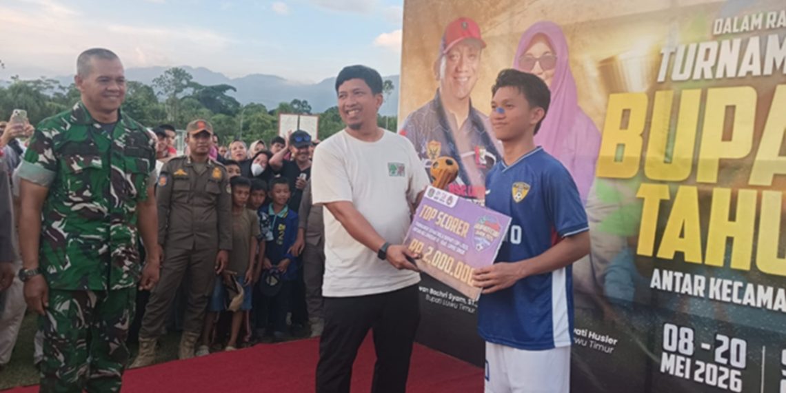 Kepala Dinas Pariwisata, Pemuda dan Olahraga Luwu Timur, Muhammad Safaat menyerahkan hadiah untuk top skor Bupati Cup I Lutim 2026.
