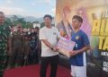 Kepala Dinas Pariwisata, Pemuda dan Olahraga Luwu Timur, Muhammad Safaat menyerahkan hadiah untuk top skor Bupati Cup I Lutim 2026.