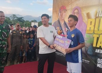 Kepala Dinas Pariwisata, Pemuda dan Olahraga Luwu Timur, Muhammad Safaat menyerahkan hadiah untuk top skor Bupati Cup I Lutim 2026.