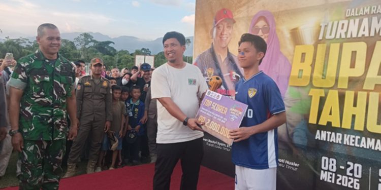 Kepala Dinas Pariwisata, Pemuda dan Olahraga Luwu Timur, Muhammad Safaat menyerahkan hadiah untuk top skor Bupati Cup I Lutim 2026.
