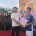 Kepala Dinas Pariwisata, Pemuda dan Olahraga Luwu Timur, Muhammad Safaat menyerahkan hadiah untuk top skor Bupati Cup I Lutim 2026.
