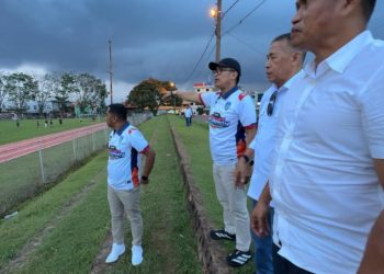 Chalid Suang, bersama Tim Penjaringan dan Penyaringan tuan rumah Porprov Sulsel 2030 didampingi Ketua KONI Luwu Timur, Herawan Raditya meninjau Lapangan Persesos Sorowako, Sabtu (30/05/2026). Foto: Jaeja.id