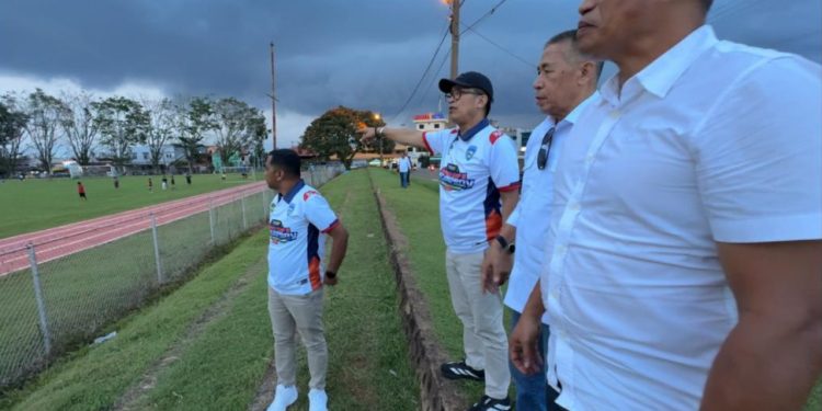 Chalid Suang, bersama Tim Penjaringan dan Penyaringan tuan rumah Porprov Sulsel 2030 didampingi Ketua KONI Luwu Timur, Herawan Raditya meninjau Lapangan Persesos Sorowako, Sabtu (30/05/2026). Foto: Jaeja.id