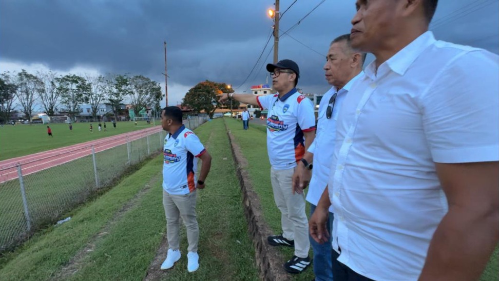 Chalid Suang, bersama Tim Penjaringan dan Penyaringan tuan rumah Porprov Sulsel 2030 didampingi Ketua KONI Luwu Timur, Herawan Raditya meninjau Lapangan Persesos Sorowako, Sabtu (30/05/2026). Foto: Jaeja.id