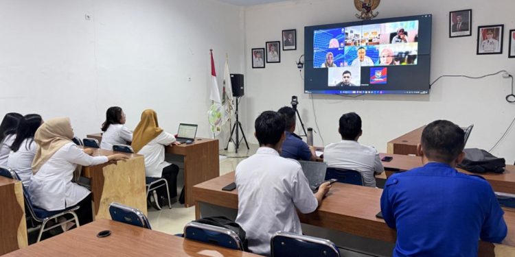 Rakor persiapan pelatihan Damkar Satu melalui zoom meeting bersama Direktorat Jenderal Bina Administrasi Kewilayahan Kemendagri, di Media Center Dinas Kominfo Lutim, Rabu (1/4/2026). Foto: Kominfo-SP