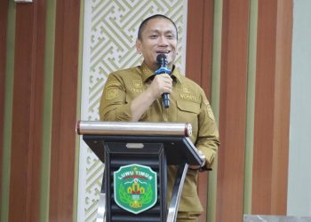 Bupati Luwu Timur, Irwan Bachri Syam, memimpin rapat persiapan panen dan pengawasan stabilitas harga tahun 2026 di Aula Sasana Praja, Kantor Bupati Luwu Timur, Selasa (14/04/2026). Foto: Kominfo-SP
