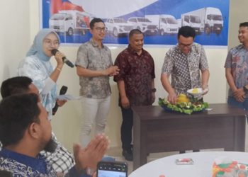 Pemotongan tumpeng pada acara grand opening Aftersales Point Astra Isuzu Malili, Luwu Timur, Kamis (07/05/2026). FOto: jaeja.id