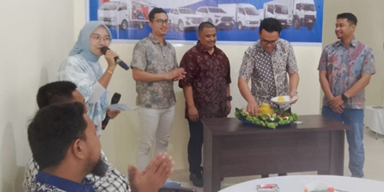 Pemotongan tumpeng pada acara grand opening Aftersales Point Astra Isuzu Malili, Luwu Timur, Kamis (07/05/2026). FOto: jaeja.id