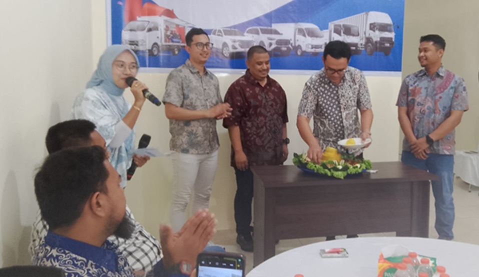 Pemotongan tumpeng pada acara grand opening Aftersales Point Astra Isuzu Malili, Luwu Timur, Kamis (07/05/2026). FOto: jaeja.id
