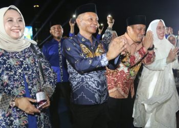 Bupati Irwan Bachri Syam memimpin devile kafilah Luwu Timur pada pembukaan MTQ ke-34 Sulsel 2026, di Maros, Minggu (12/04/2026). Foto: Kominfo-sp