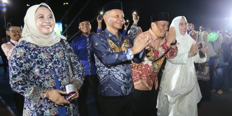 Bupati Irwan Bachri Syam memimpin devile kafilah Luwu Timur pada pembukaan MTQ ke-34 Sulsel 2026, di Maros, Minggu (12/04/2026). Foto: Kominfo-sp