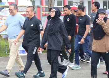 Bupati Luwu Timur, Irwan Bachri Syam dalam kegiatan Sabtu Sehat Juara sekaligus melepas atlet taekwondo ke Kejurnas, Sabtu (18/04/2026).