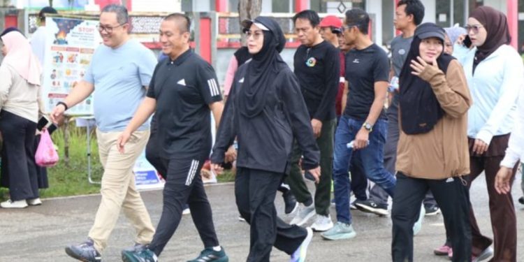 Bupati Luwu Timur, Irwan Bachri Syam dalam kegiatan Sabtu Sehat Juara sekaligus melepas atlet taekwondo ke Kejurnas, Sabtu (18/04/2026).