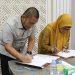 Bupati Luwu Timur, Irwan Bachri Syam dan Dirut PT Intim Technologia Sejahtera, Rianawati, menandatangani MoU stasiun pengisian kendaraan listrik di ruang kerja bupati, Sabtu (18/04/2026).