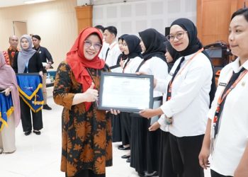 Pemberian sertifikat kepada CPNS Luwu Timur yang sudah mengikuti Latsar di PUSJAR SKMP LAN, Makassar, Rabu (8/4/2026). Foto: Kominfo-SP
