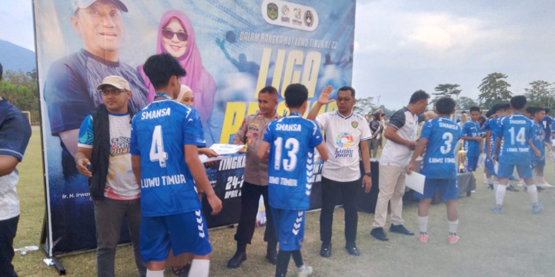 Pemberian medali kepada Tim Kecamatan Malili, juara Liga Pelajar 2026 kategori SMA di Stadion Andi Hasan Opu To Hatta, Selasa (28/04/2026) sore. Foto: Jaeja.id