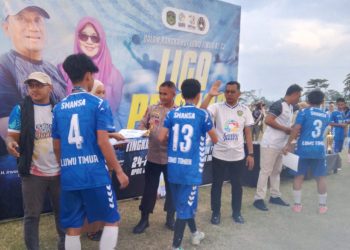 Pemberian medali kepada Tim Kecamatan Malili, juara Liga Pelajar 2026 kategori SMA di Stadion Andi Hasan Opu To Hatta, Selasa (28/04/2026) sore. Foto: Jaeja.id