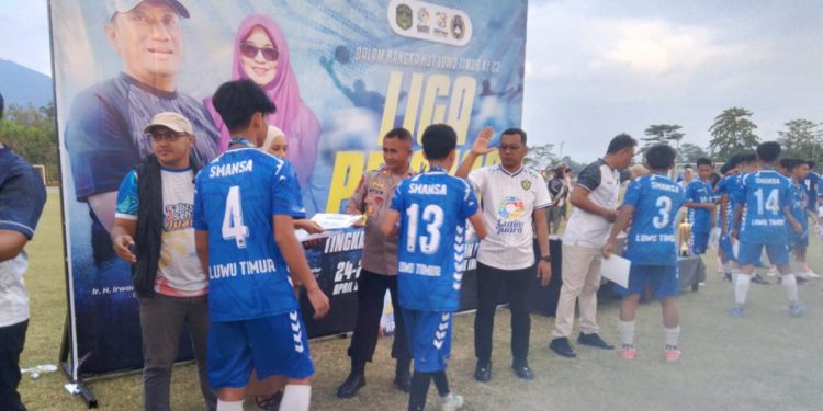 Pemberian medali kepada Tim Kecamatan Malili, juara Liga Pelajar 2026 kategori SMA di Stadion Andi Hasan Opu To Hatta, Selasa (28/04/2026) sore. Foto: Jaeja.id