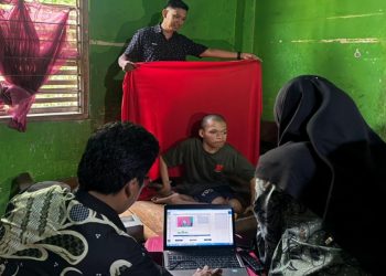 Pelayanan pembuatan KTP-el di Desa Lera oleh pegawai Disdukcapil Luwu Timur, Kamis (23/04/2026). Foto: IST