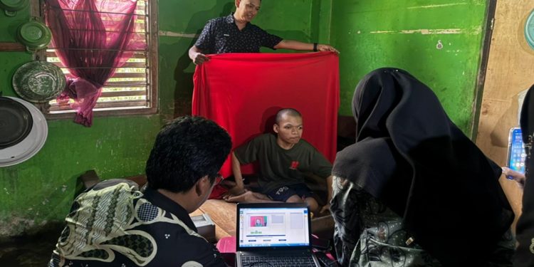 Pelayanan pembuatan KTP-el di Desa Lera oleh pegawai Disdukcapil Luwu Timur, Kamis (23/04/2026). Foto: IST