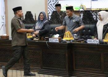 Rapat paripurna pandangan umum fraksi terhadap LKPJ Bupati, di Gedung DPRD Lutim, Senin (6/4/2026). Foto: Kominfo-SP