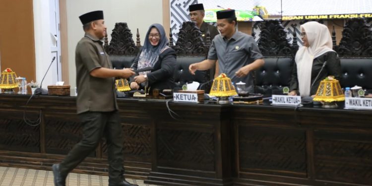 Rapat paripurna pandangan umum fraksi terhadap LKPJ Bupati, di Gedung DPRD Lutim, Senin (6/4/2026). Foto: Kominfo-SP
