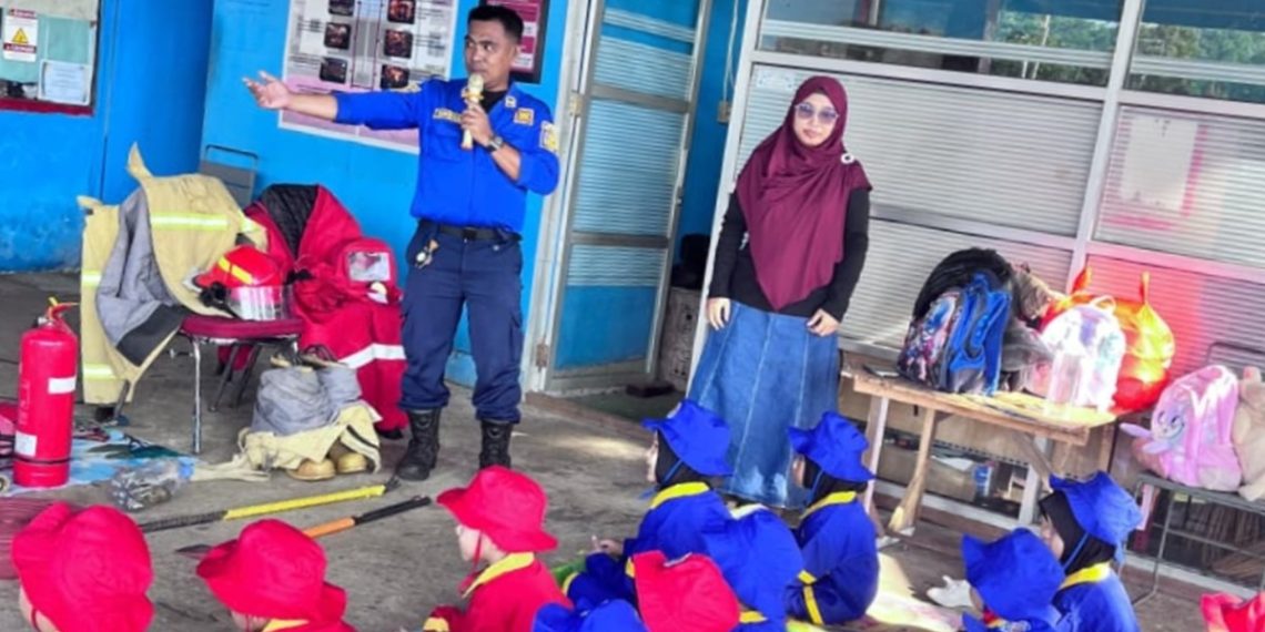 Petugas Dinas Damkarmat Lutim memberikan edukasi kepada anak-anak PAUD TKIT Al Fatih Malili di Halaman Posko Damkar Malili, Kamis (30/04/2026). Foto: Kominfo-SP