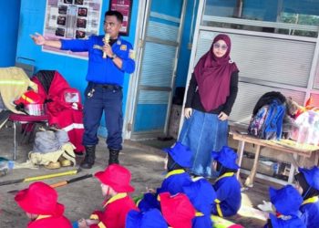 Petugas Dinas Damkarmat Lutim memberikan edukasi kepada anak-anak PAUD TKIT Al Fatih Malili di Halaman Posko Damkar Malili, Kamis (30/04/2026). Foto: Kominfo-SP