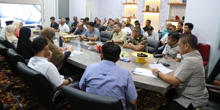 Bupati Luwu Timur, Irwan Bachri Syam dalam rapat persiapan HUT ke-23 Luwu Timur, meminta dukungan PT Vale Indonesia, termasuk extra flight Sorowako untuk tamu nasinal. Foto: Kominfo-SP