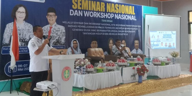 Bupati Luwu Timur, Irwan Bachri Syam ketika membuka seminar dan workshop nasional yang diadakan PGRI Lutim di Gedung Matano Player, Sorowako, Rabu (06/05/2026). Foto: jaeja.id