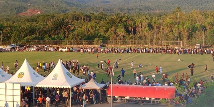 Suporter Gaswo Wotu berhamburan ke tengah lapangan setelah wasit meniup pluit panjang akhir laga final Bupati Cup I Lutim 2026, Kamis (21/05/2026). Foto: Jaeja.id