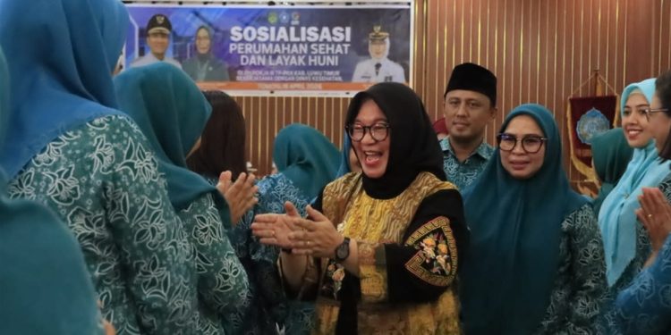 Wakil Bupati Luwu Timur, Puspawati Husler menghadiri sosialisasi perumahan sehat dan layak huni yang digelar di Aula Hotel Sikumbang, Sabtu (18/4/2026).