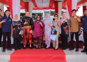 Wakil Bupati Luwu Timur, Puspawati Husler foto bersama di sela-sela menghadiri perayaan HUT ke-24 Kota Palopo di Lapangan Pancasila, Jumat (10/04/2026). Foto: Kominfo-SP