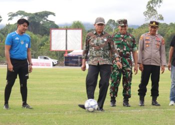 Sekda Luwu Timur, Ramadhan Pirade melakukan tendangan pertama tanda dimulainya Bupati Cup I 2026 di Stadion Andi Hasan Opu To Hatta, Jumat (08/05/2026). Foto: kominfo-sp
