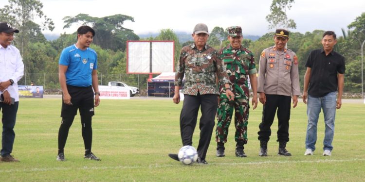 Sekda Luwu Timur, Ramadhan Pirade melakukan tendangan pertama tanda dimulainya Bupati Cup I 2026 di Stadion Andi Hasan Opu To Hatta, Jumat (08/05/2026). Foto: kominfo-sp