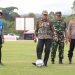 Sekda Luwu Timur, Ramadhan Pirade melakukan tendangan pertama tanda dimulainya Bupati Cup I 2026 di Stadion Andi Hasan Opu To Hatta, Jumat (08/05/2026). Foto: kominfo-sp