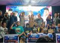 Para juara dan panitia turnamen domino Bupati Cup I 2026 Luwu Timur, foto bersama usai penyerhan hadiah dan trofi pemenang, Minggu (28/06/2026) malam. Foto: Jaeja.id